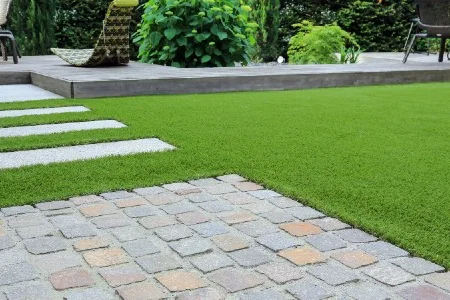 Gepflegter Garten mit Kunstrasen